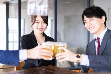 スーツで飲み会をする若いビジネスパーソン