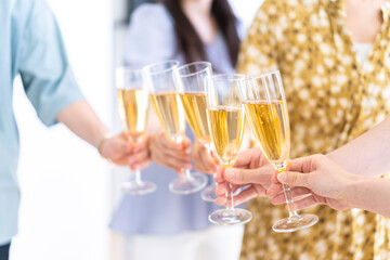 パーティーで乾杯をする若い男女