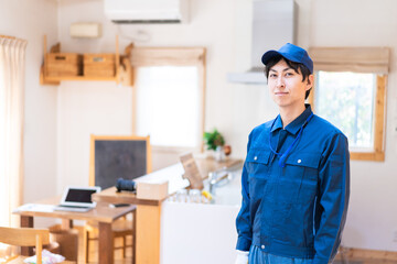 家のメンテナンスをする技術スタッフ