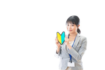 初心者マークを持つ若いビジネスパーソン