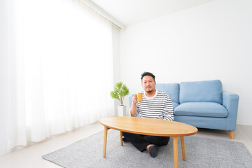 Fototapeta premium 部屋でお茶を飲む中年男性
