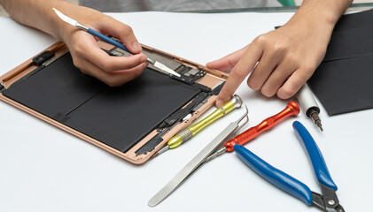 Close-up specialist process of tablet device repair