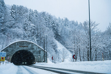 トンネルと雪景色