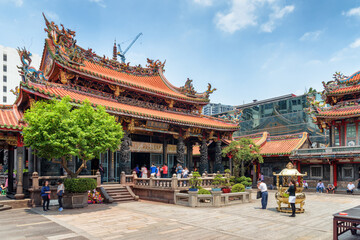Naklejka premium Wonderful view of Mengjia Longshan Temple in Taipei, Taiwan