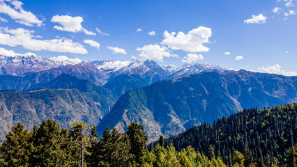 Obraz premium Mountain top covered with the white snow in north Pakistan Shogran valley.