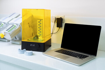 Laptop and device for washing a dental 3d print in a cleaning solution, and curing the mold using...
