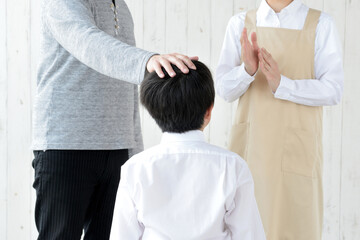 子供をほめる父親と母親