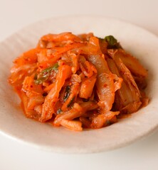 皿に入れた韓国キムチ、手作りキムチ