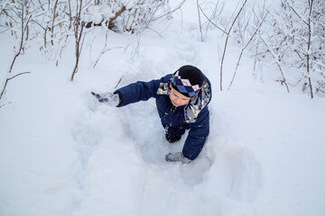 Fototapeta na wymiar boy crawling in the snow