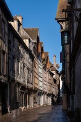 Naklejka na ściany i meble Gasse in der Altstadt von Troyes in der Champagne in Frankreich