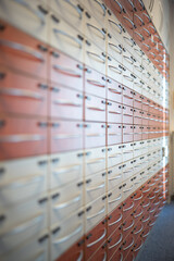 klassischer Apothekerschrank in einer Apotheke