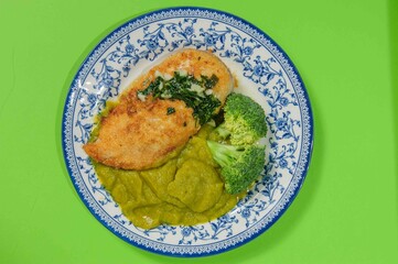 Grilled chicken brest with broccoli.