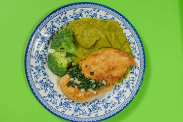 Grilled chicken brest with broccoli.