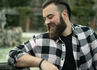 Hombre español con barba y camisa de leñador americano, fuerte, rudo, campechano