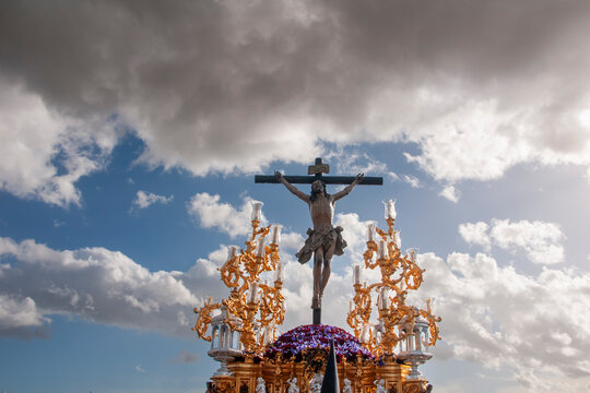 Jesús expirando en la cruz, semana santa en Sevilla, Hermandad del Cachorro