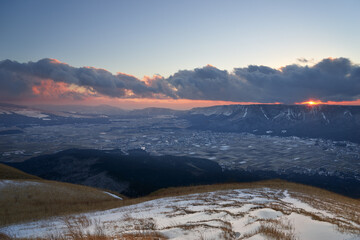 阿蘇山のカルデラ外輪山にある大観峰に降った雪と夕日の風景