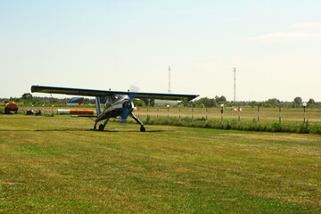 Field of the aircraft Green grass takeoff