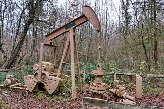 Derrick. Pompage de puits p&eacute;trolier de Chailly, actif de 1960 &agrave; 1986. . For&ecirc;t de Fontainebleau. R&eacute;gion Parisienne. France.  13/12/2021.