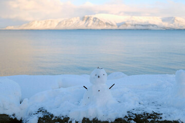 Nur ein kleiner Schneemann steht an der Uferprommenade von Reykjavik. Es ist der wärmste Winter seit über 100 Jahren.