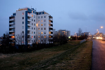 Wohnhäuser im Stadtteil Holt in Reykjavik in den Abendhimmel
