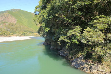 Fototapeta na wymiar 高知県　口屋内沈下橋から見た四万十川の風景