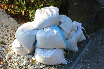 河川の洪水対策のための土のう。家屋の浸水対策。