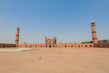 Fototapeta na wymiar The Badshahi Mughal-era congregational Mosque in Lahore, Punjab province, Pakistan