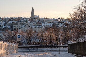Reykjaviks Wahrzeichen, die Hallgrímskirkja, trohnt über der winterlichen Stadt