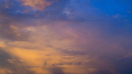 Naklejka na ściany i meble Radieuses teintes jaunes sous des nuages de haute altitude, pendant le crépuscule
