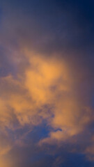 Fototapeta na wymiar Radieuses teintes jaunes sous des nuages de haute altitude, pendant le crépuscule