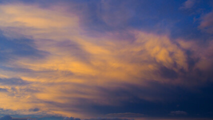 Naklejka na ściany i meble Radieuses teintes jaunes sous des nuages de haute altitude, pendant le crépuscule
