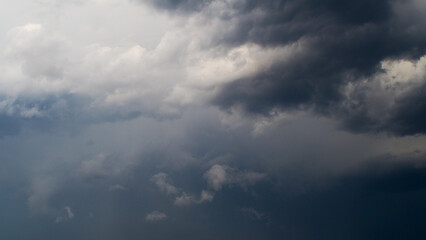 Fototapeta na wymiar Ciel menaçant à l'approche d'un orage