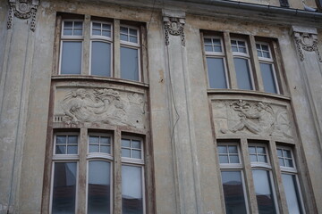 Fototapeta na wymiar Altes verlassenes Gebäude mit Reliefs in Burg (bei Magdeburg)