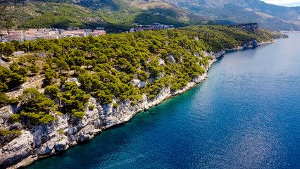 Croatia is a destination that you must add to your travel bucket list. The Makarska coast is filled with beautiful beaches, interesting architecture, and amazing food. In this video we visit the Croat - obrazy, fototapety, plakaty