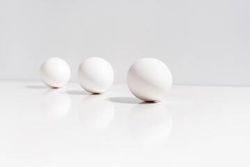 Tres huevos aislado sobre una mesa blanca
