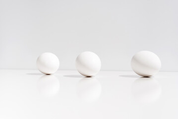 Tres huevos aislado sobre una mesa blanca
