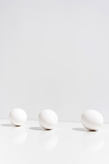 Tres huevos aislado sobre una mesa blanca
