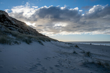 Menschen am Strand Kampen Insel Sylt in der Wintersonne