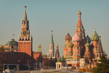 Fototapeta premium Moscow, Russia - St Basils Cathedral and the Moscow Kremlin.