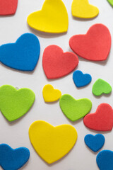Corazones de colores sobre fondo blanco.