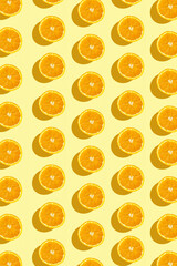 A mosaic of half oranges arranged in different lines on a yellow background. Media naranja