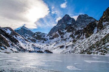 Fototapeta premium Il Monviso ed il lago Fiorenza coperto di ghiaccio