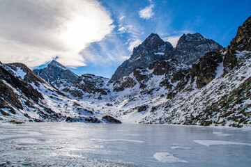 Il Monviso ed il lago Fiorenza coperto di ghiaccio