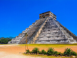 Fototapeta na wymiar home pyramid of Chichen Itza in Cancun