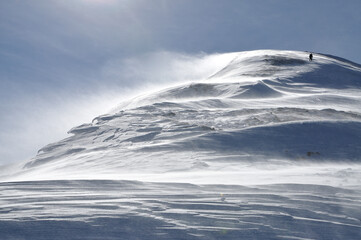 Tatry Zachodnie, śnieg zdmuchiwany ze szczytu przez wiatr. - obrazy, fototapety, plakaty