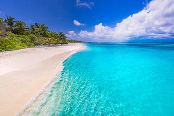 Cercles muraux Turquoise Beau paysage extérieur relaxant de la plage de l& 39 île tropicale. Palmiers sur le lagon bleu azur de l& 39 océan. Destination de voyage exotique, vacances d& 39 été, bord de mer. Vue colorée de ciel de sable de mer de nature