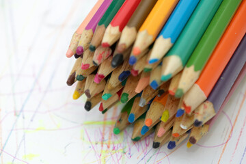 De volta a escola com lapis colorido na mesa.
