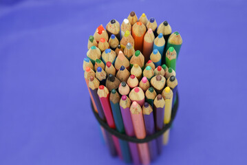 De volta a escola com lapis colorido na mesa.
