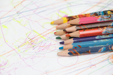 De volta a escola com lapis colorido na mesa.
