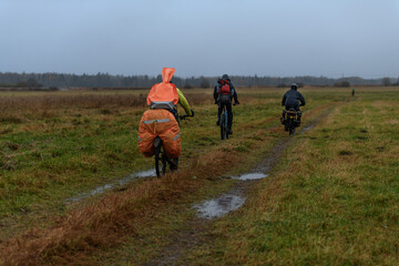 Obraz premium Russian bicyclists in the autumn field, Moscow Region